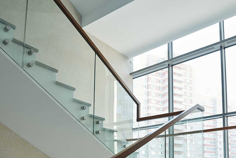 commercial-glass-railings-stairs